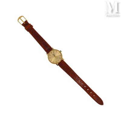 un gros plan d'une montre sur une surface blanche avec un fond blanc