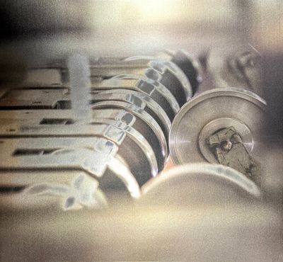 un gros plan sur le clavier d'un piano comportant de nombreux boutons