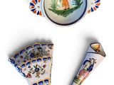 trois pièces de poterie ornées de motifs sur un fond blanc