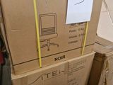 une pile de cartons sur laquelle est posé un ordinateur
