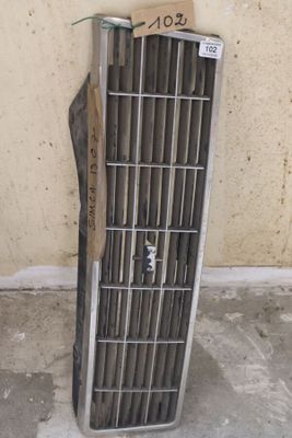 une porte métallique sur laquelle est apposée une pancarte