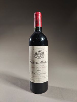 une bouteille de vin posée sur une table