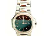 une photo d'une montre-bracelet au cadran vert