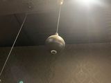deux lampes suspendues au plafond de la salle de bains