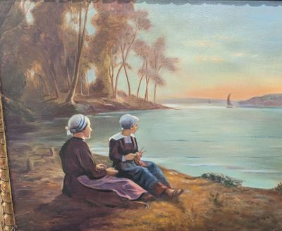 tableau représentant deux femmes assises sur une colline surplombant un plan d'eau, avec un voilier au loin