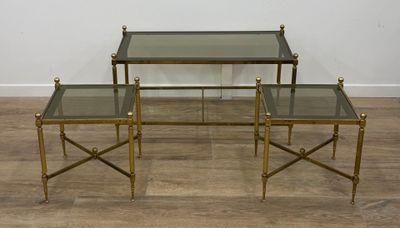 un ensemble de trois tables gigognes en laiton et en verre