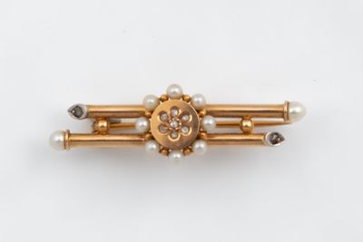 une image représentant une broche en or et perles, ornée de perles