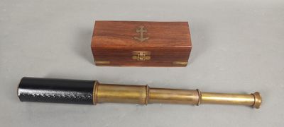 un vieux télescope avec une boîte en bois et une boîte en bois