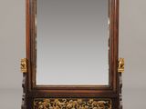un miroir ancien avec un cadre en bois et des ornements dorés