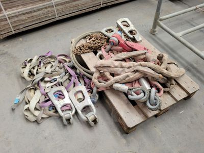 un tas de vieilleries par terre, à côté d'une palette en bois