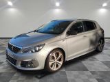 la voiture argentée est garée sur un carrelage à carreaux