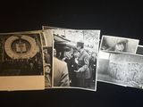 plusieurs vieilles photos en noir et blanc représentant des hommes et des femmes devant un train