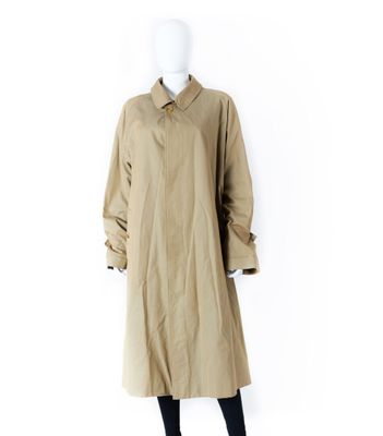 une photo d'un mannequin vêtu d'un trench-coat