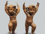 une paire de figurines en bois sculpté représentant un garçon et une fille