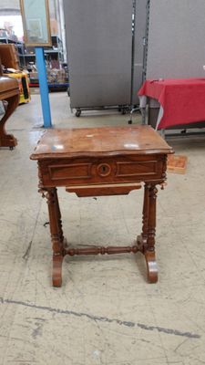 une petite table avec un tiroir dans une pièce