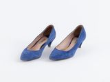 une paire de chaussures en daim bleu sur fond blanc