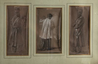 trois photos encadrées représentant des hommes en robe et chapeau, dont l'un tient une canne