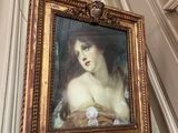 le portrait d'une femme accroché au mur