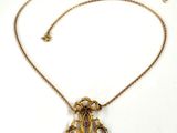 gros plan d'un collier sur une surface blanche avec une chaîne