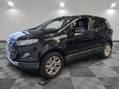 Une Ford EcoSport Titanium 2018 dans un showroom au sol à damier