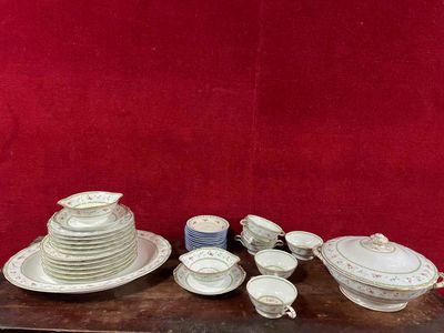 une table sur laquelle sont posées plusieurs assiettes et tasses
