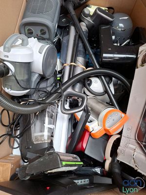 une boîte contenant tout un assortiment d'articles ménagers