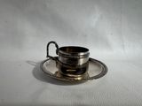 tasse et soucoupe plaquées argent avec anse, sur fond blanc