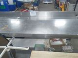 une table sur laquelle se trouvent de nombreux objets