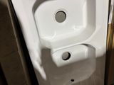 des toilettes et un lavabo dans une cabine de salle de bains
