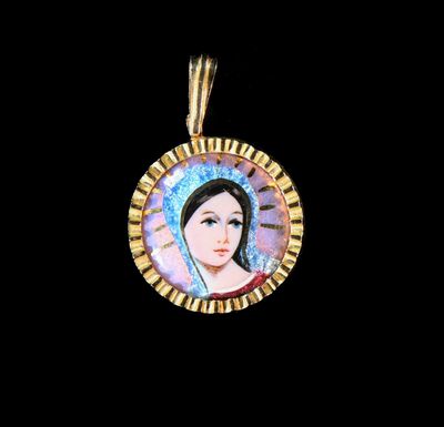 Pendentif or jaune et rondelle d'émail polychrome figurant l…