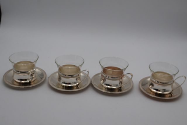 Quatre tasses en verre avec support métal argenté