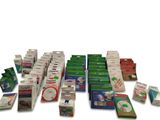 de nombreux tubes de dentifrice posés sur une surface blanche