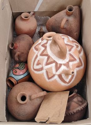 une boîte en carton remplie de nombreux vases de toutes sortes