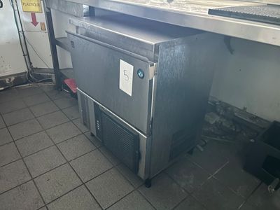 une image d'une cuisine avec une cuisinière et un réfrigérateur