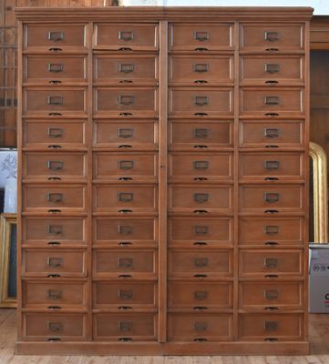 une grande armoire en bois comportant de nombreux tiroirs