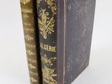 deux livres posés l'un à côté de l'autre sur une table