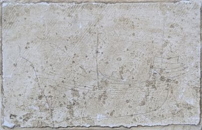une plaque en pierre représentant un bateau, fixée à un mur