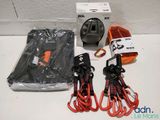 une paire de cordons rouges et noirs et un sac noir