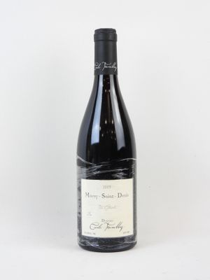 une bouteille de vin posée sur une table