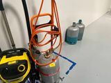 un aspirateur et un bac posés par terre dans une pièce