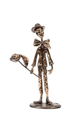 statue d'un homme muni d'une canne et d'un chapeau, tenant une fleur