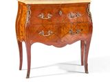 une petite commode avec un plateau en marbre