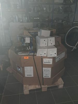 une pile de cartons posée sur une palette dans une pièce