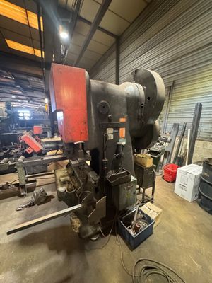 une grande machine installée dans un bâtiment