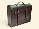 une valise en cuir marron munie de deux poignées, sur fond blanc