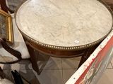 une table au plateau en marbre posée sur un sol carrelé