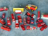 beaucoup de camions de pompiers miniatures qui traînent par terre