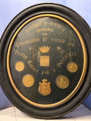 une horloge noire et dorée ornée d'une couronne dorée