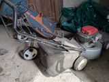 une tondeuse à gazon qui se trouve dans le garage