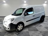 la photo d'une camionnette blanche sur un sol en damier